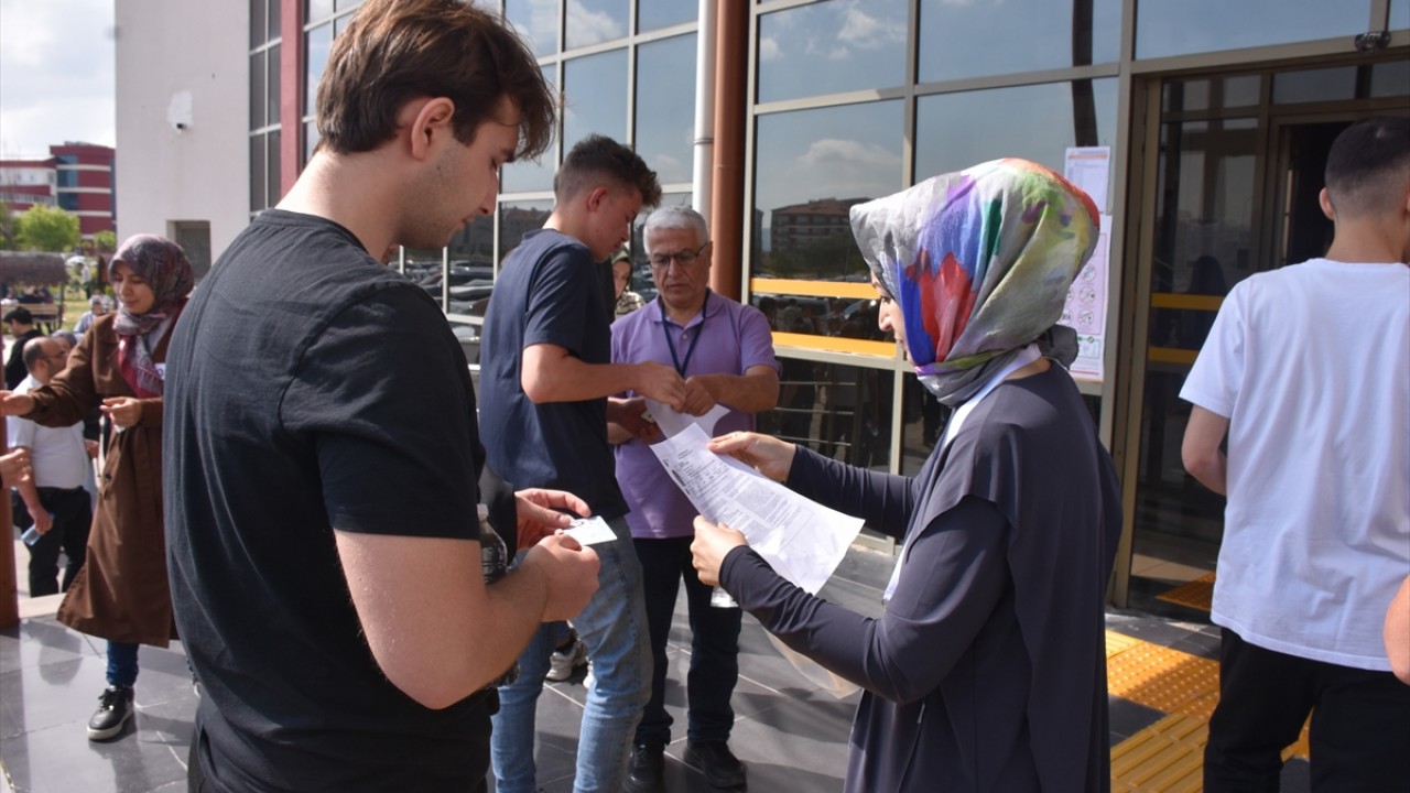 YKS'nin ilk oturumu TYT başladı