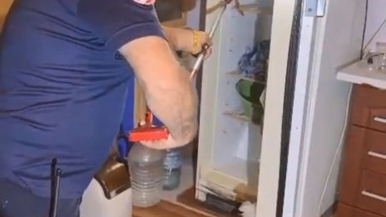 Buzdolabının içerisine giren yılanı itfaiye ekipleri çıkardı