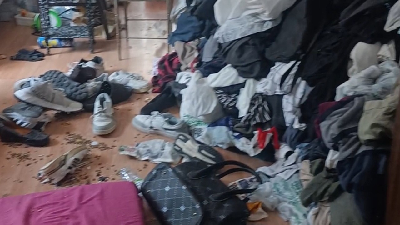 Kötü koku sonrası girilen evden 1 ton atık çıkarıldı