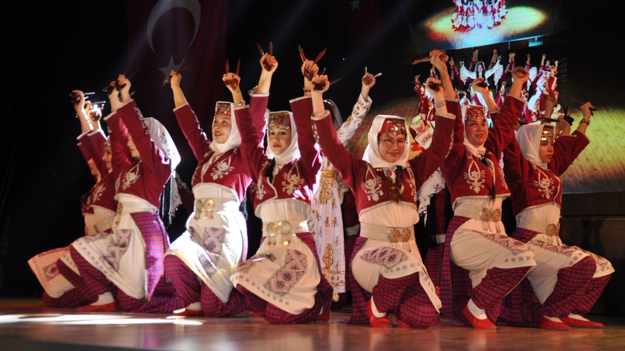 Akşehir'de halk oyunları gösterisi yapıldı