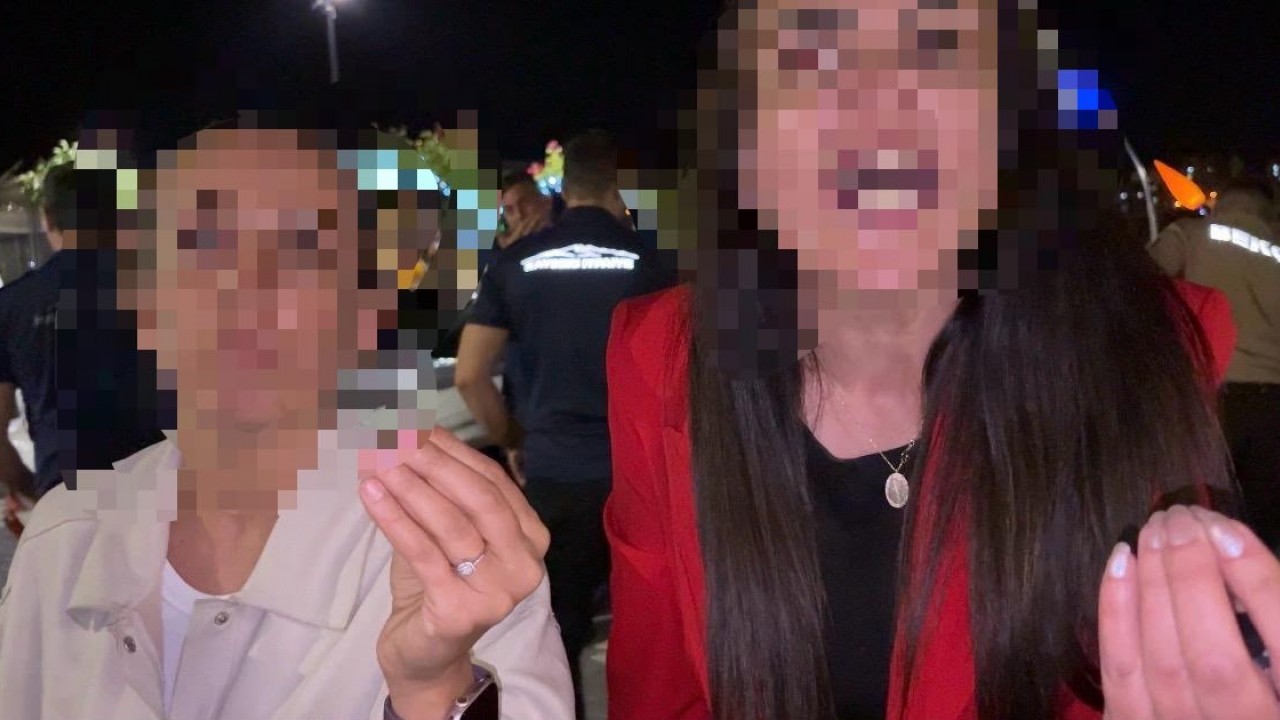 Bebeğini arabada unuttu, hıncını gazetecilerden çıkardı