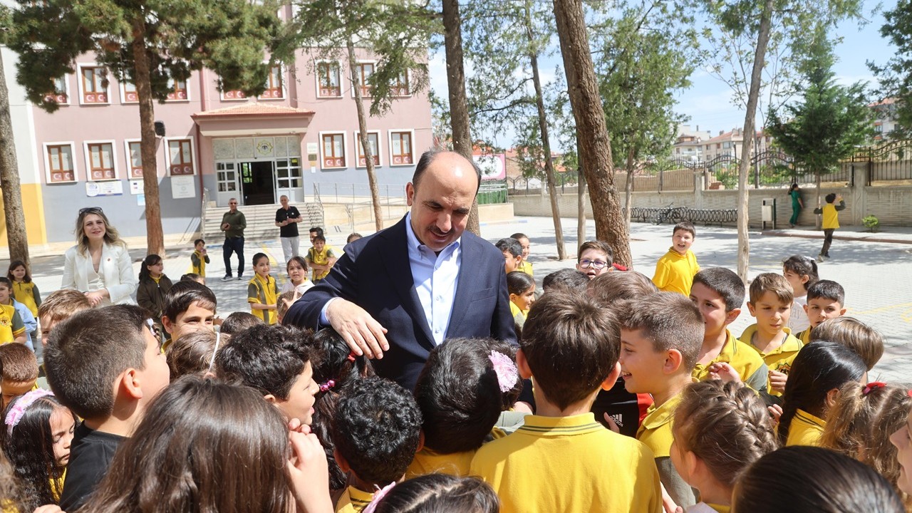 Başkan Altay karne alan tüm öğrencileri tebrik etti