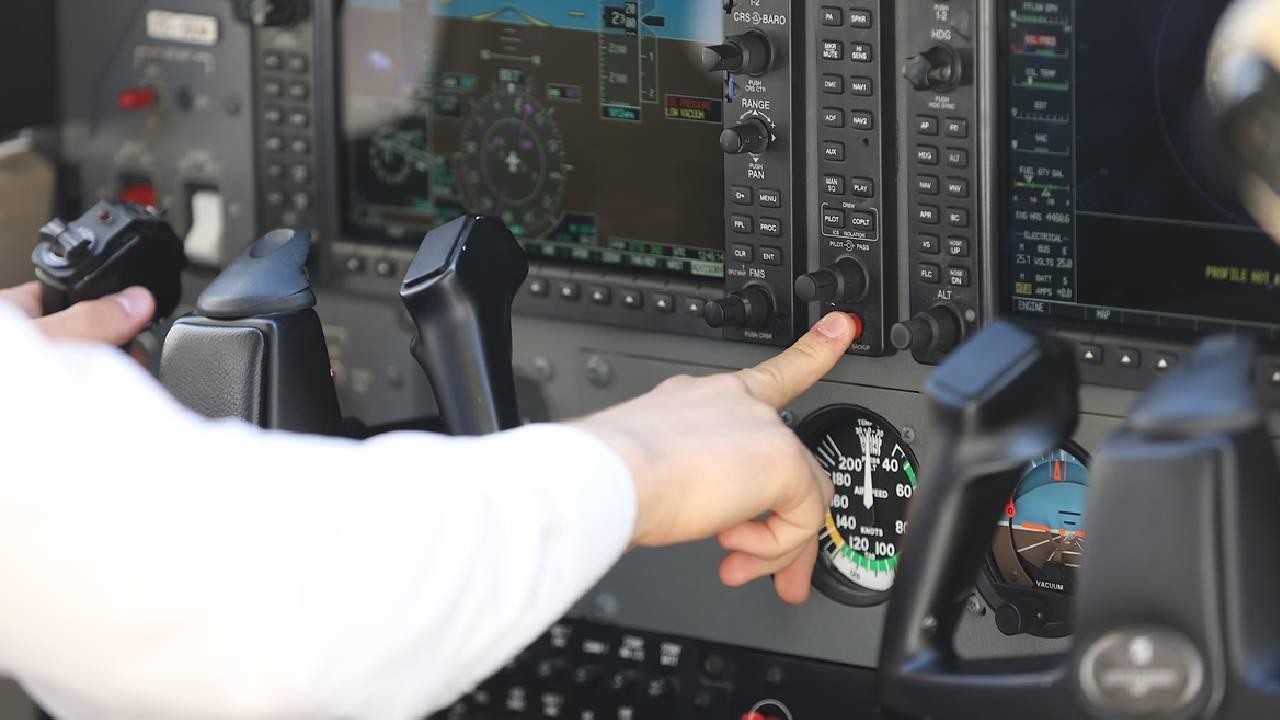 Havada can pazarı! Yolcular kriz geçiren pilotu koltuğa bağladı