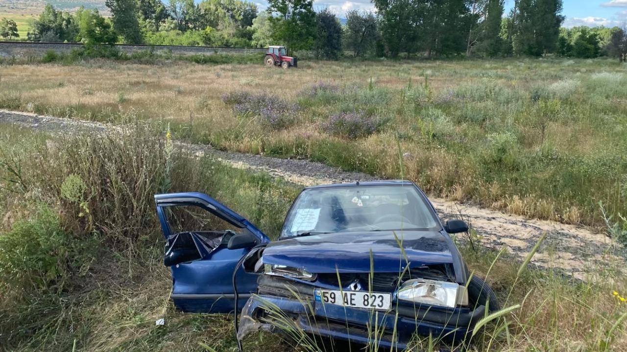 Cenazeden dönenleri taşıyan otomobil devrildi: 1 ölü, 1 yaralı