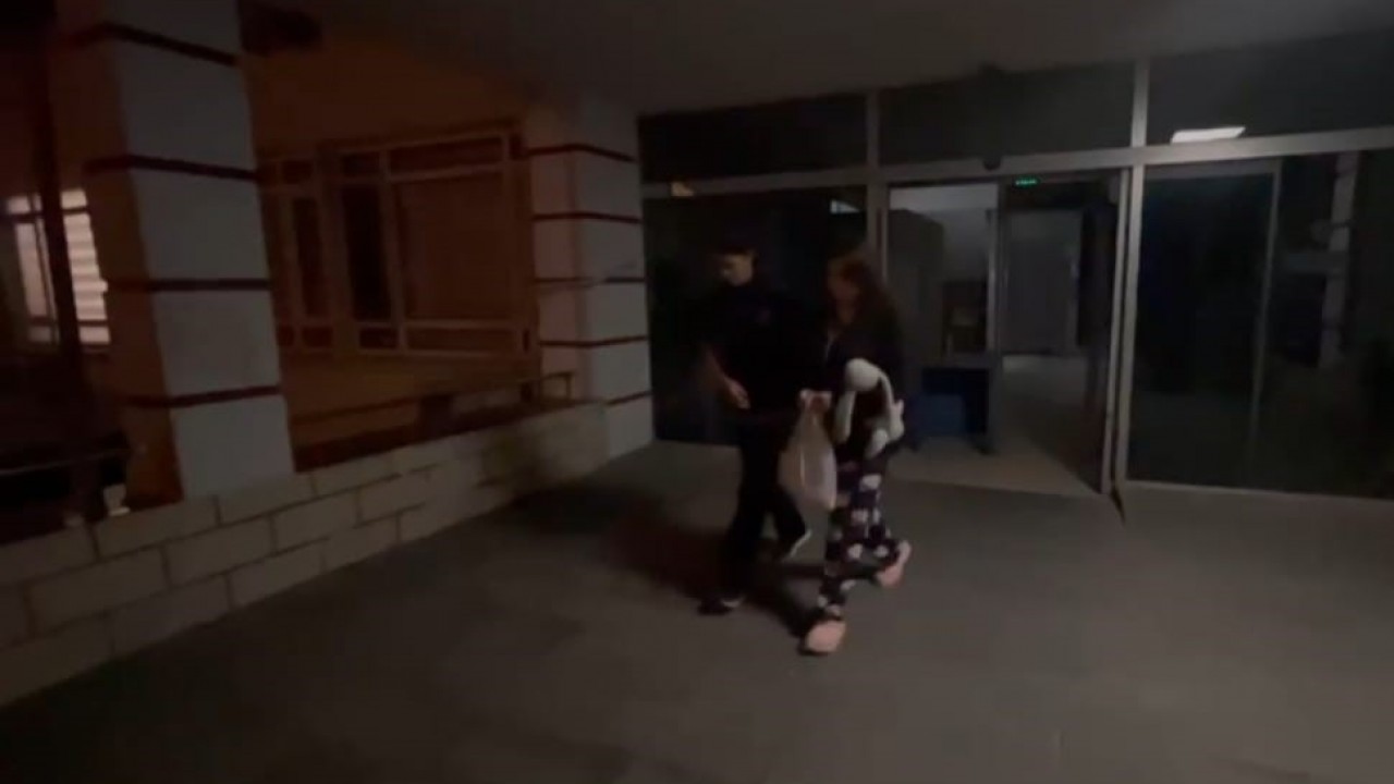 Rüyasında annesinin kendisini boğduğunu gördüğünü öne süren genç kız, annesini öldürdü