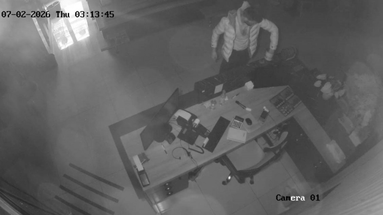 Camı kırarak içeri giren hırsız DMD hastası çocuğun yardım kumbarasındaki paraları çaldı