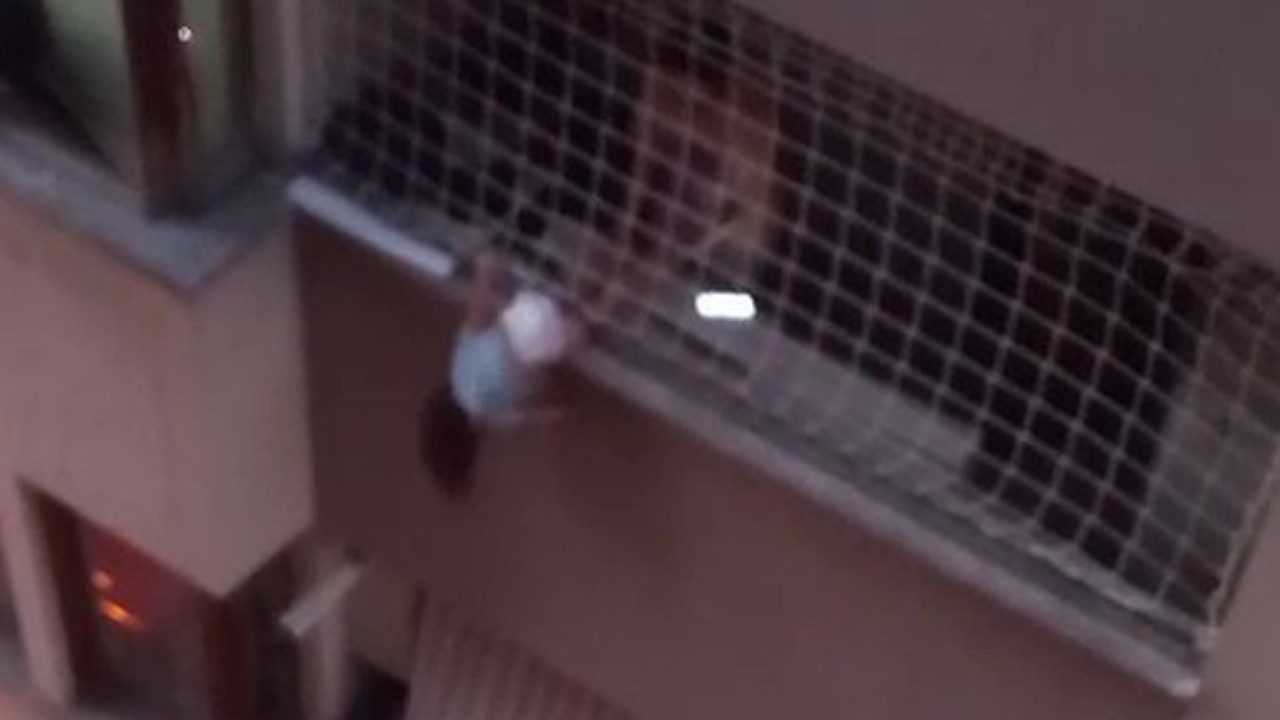 Korku dolu anlar! "Ben ölürüm, onu kurtarırım" diyen itfaiyeci çocuğu kurtardı
