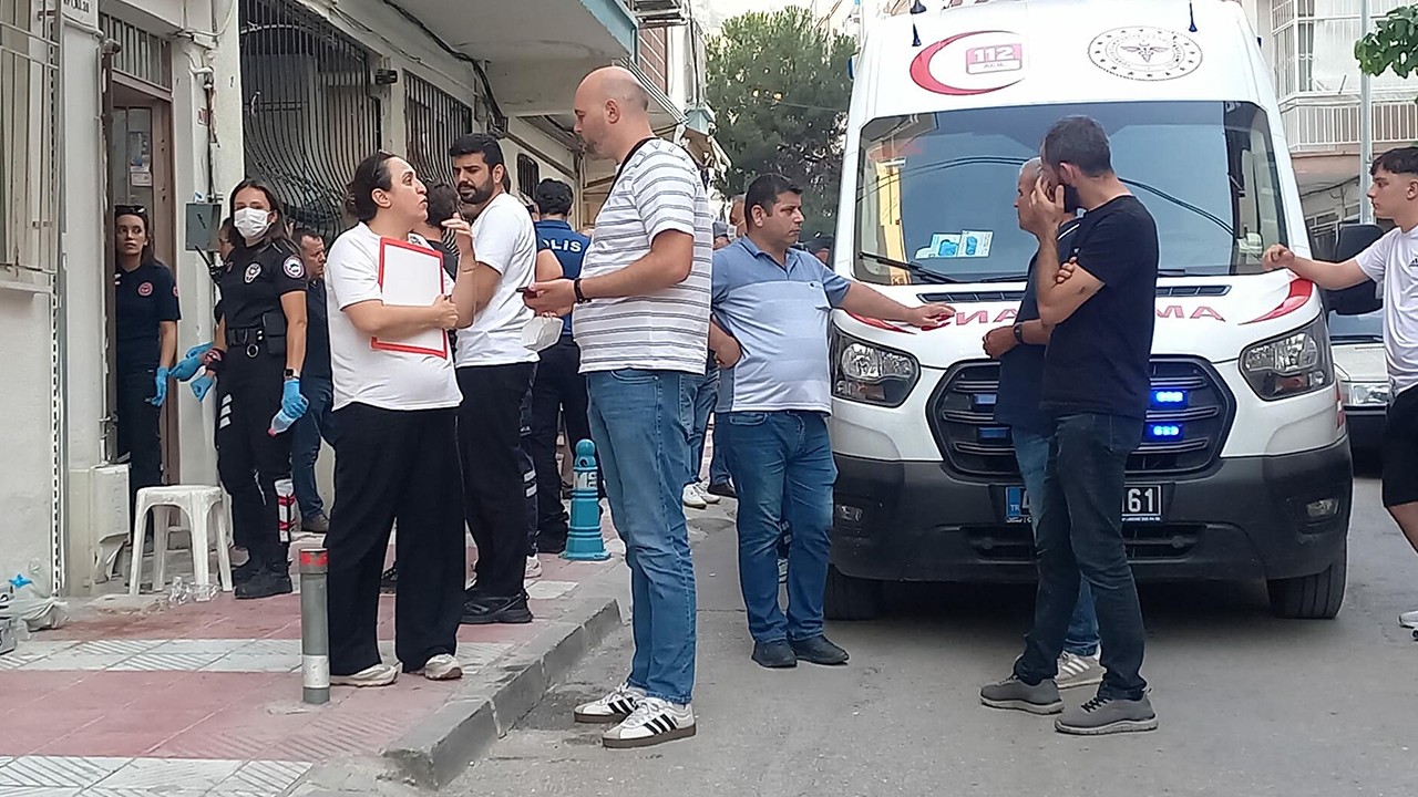 Kötü koku gelen evde, kardeşinin cesediyle 2 gün yaşamış