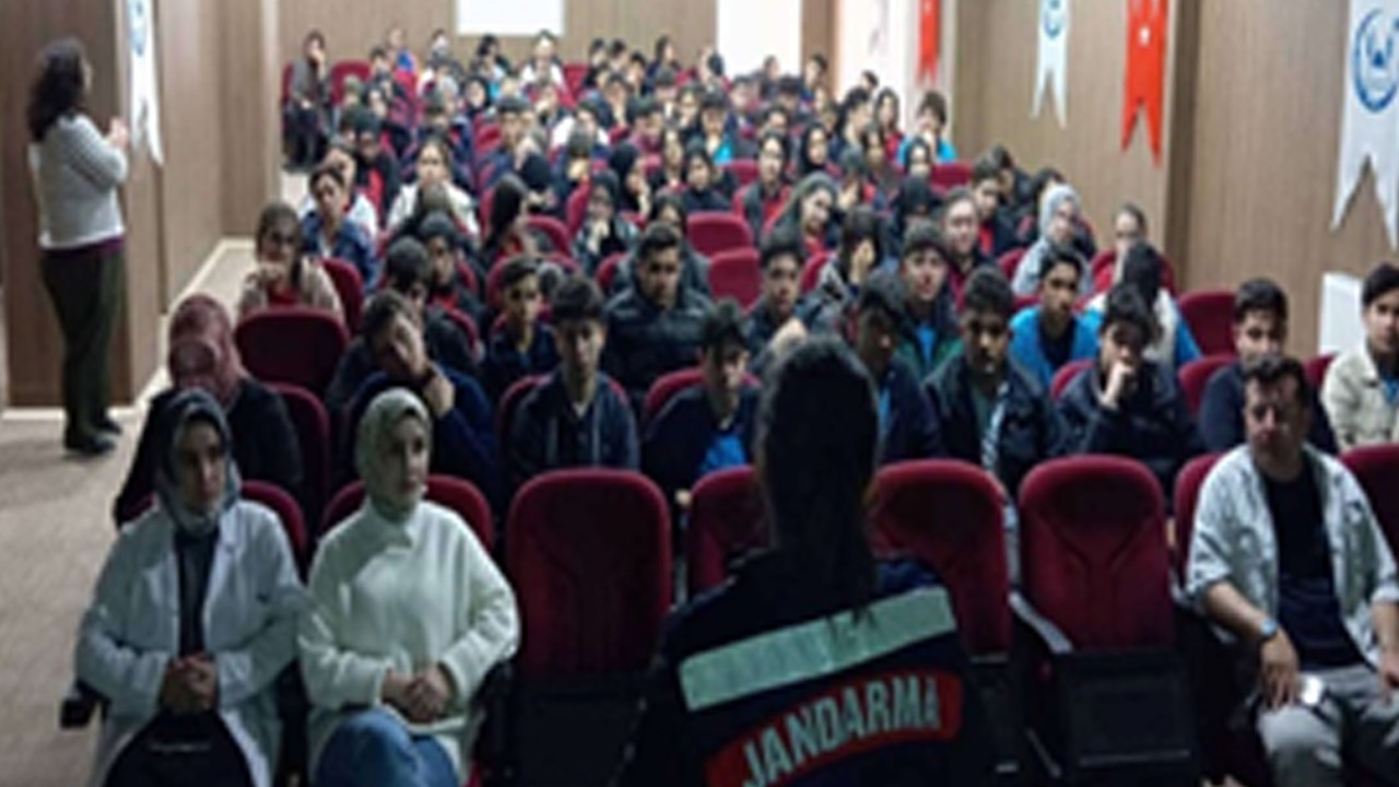 Konya’da jandarmadan güvenli internet eğitimi
