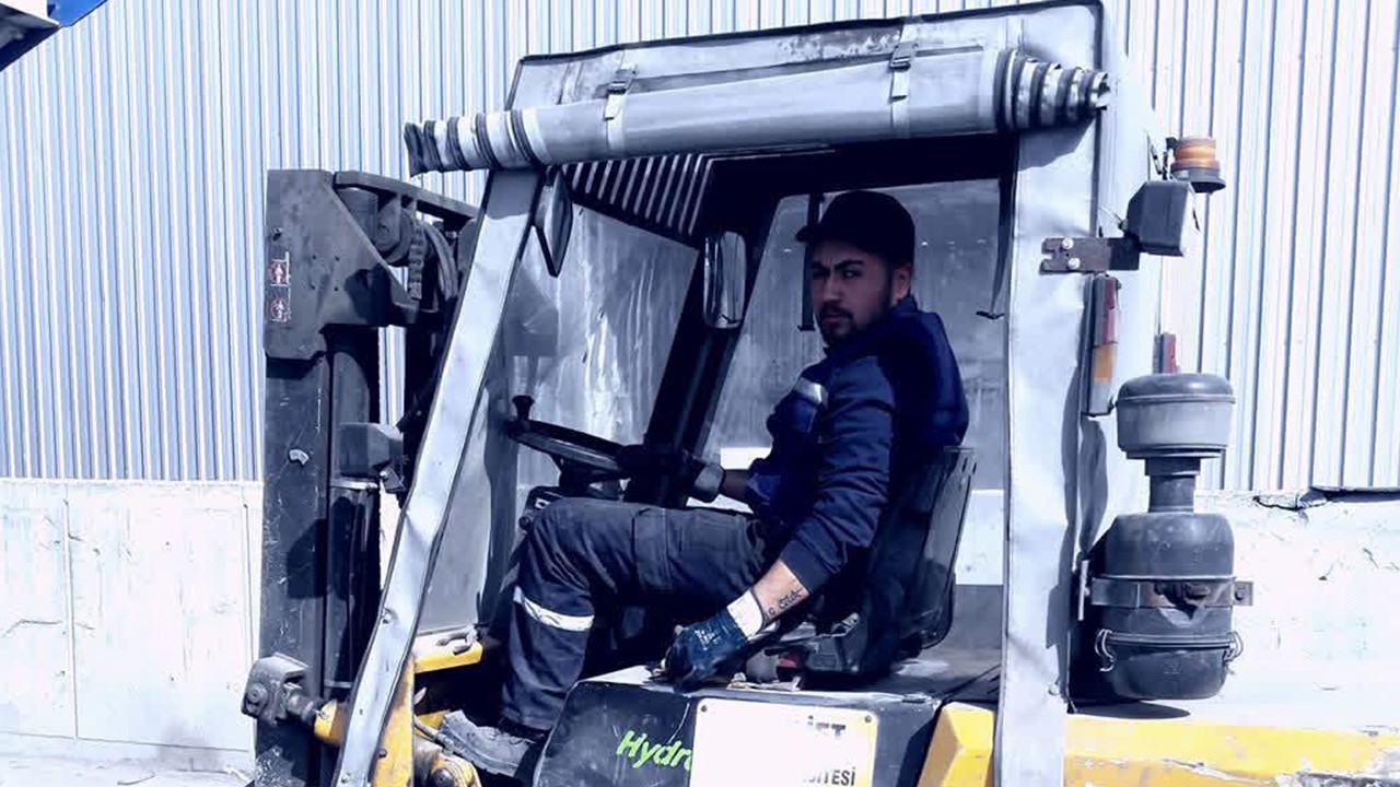 Şarampole yuvarlanan forkliftin altında kalan işçi hayatını kaybetti