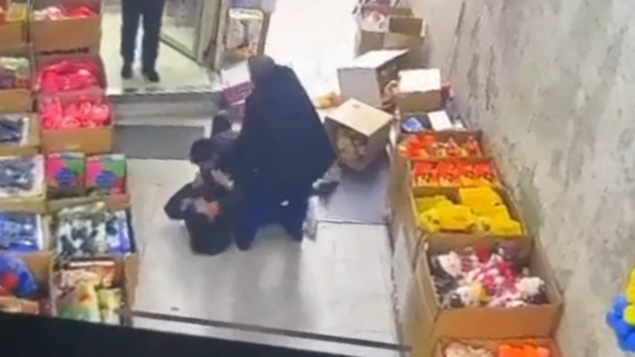 Komşu esnafın müşteri kapma kavgası kamerada