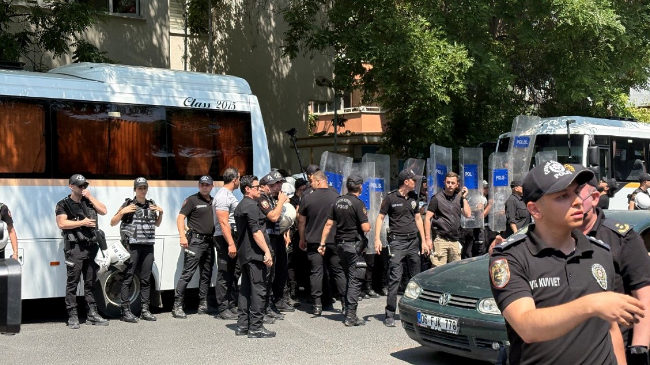 NATO karşıtı eylem yapan gruba gözaltı
