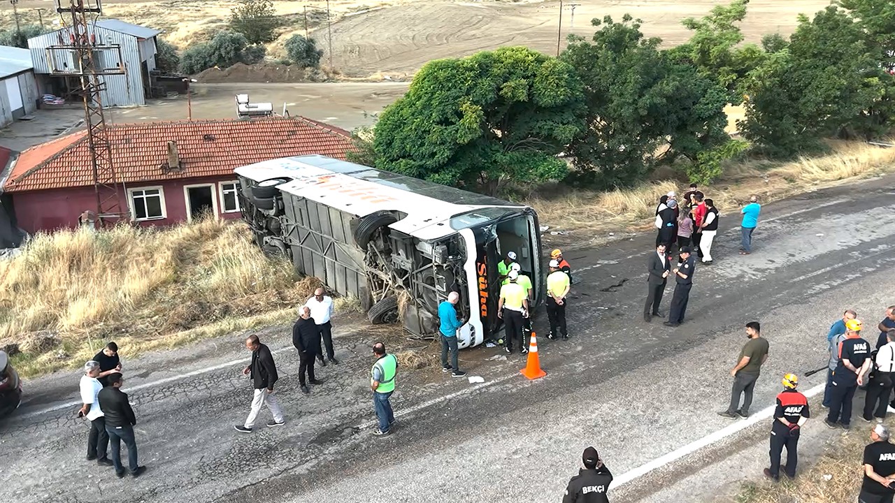 Yolcu otobüsü devrildi! 1 kişi öldü, 40 kişi yaralandı