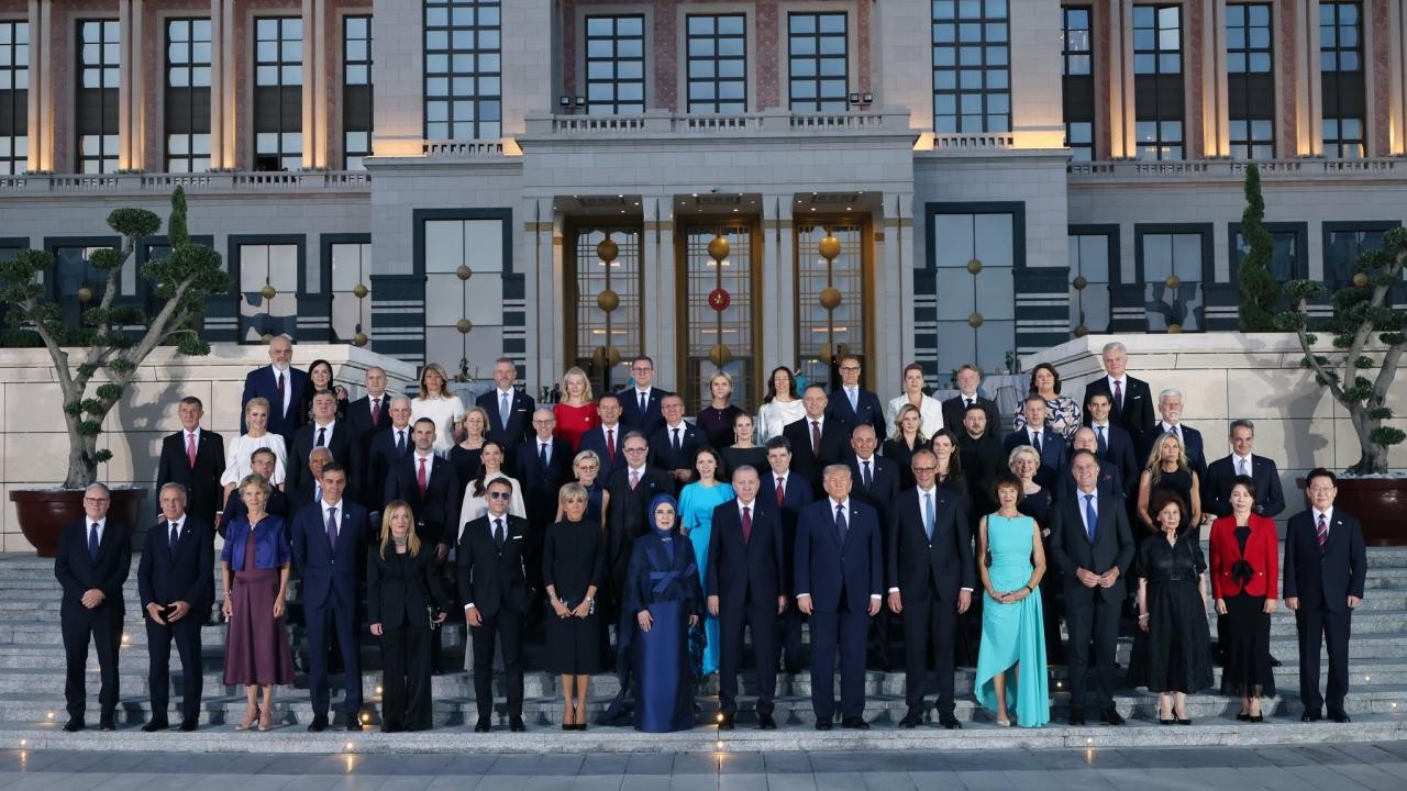 Cumhurbaşkanı Erdoğan, liderlere "The Politics of Courage: Erdoğan and the Rise of Türkiye" kitabını takdim etti