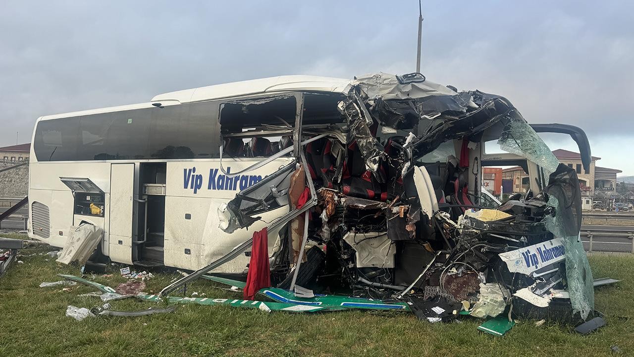 Yolcu otobüsü bariyere ardından tabelaya çarptı: 5'i ağır 15 yaralı