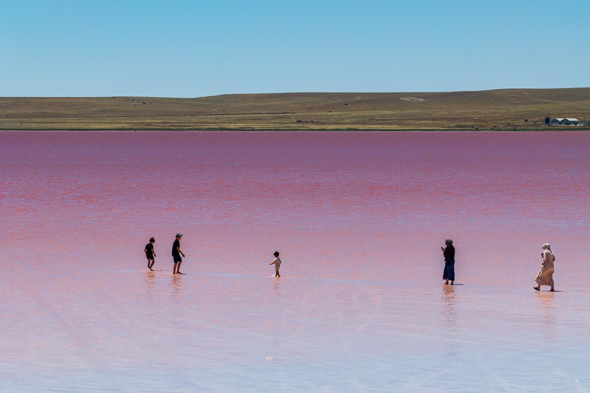 Tuz Gölü’nde sıcaklığın artmasıyla suyun rengi pembe ve kırmızıya döndü
