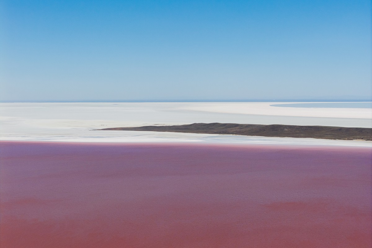 Tuz Gölü’nde sıcaklığın artmasıyla suyun rengi pembe ve kırmızıya döndü