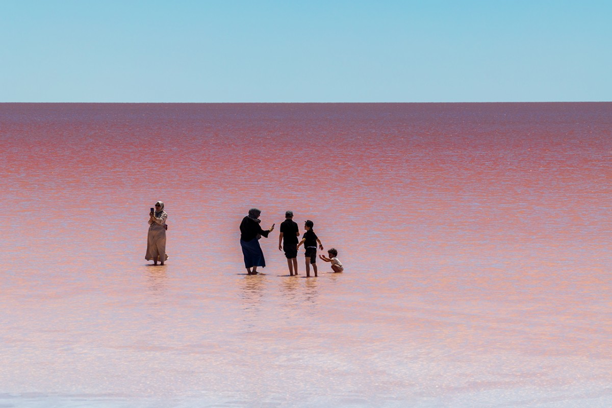 Tuz Gölü’nde sıcaklığın artmasıyla suyun rengi pembe ve kırmızıya döndü