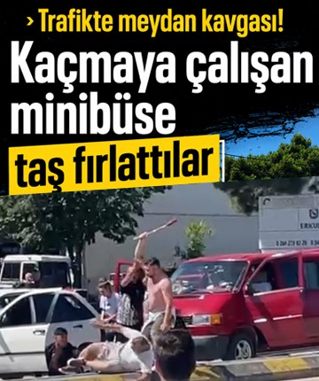 Trafikte meydan kavgası: Kaçmaya çalışan minibüse taş fırlattılar