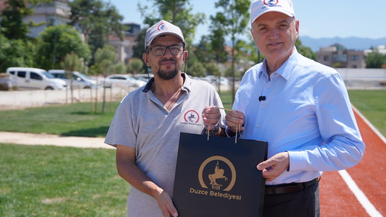 Yol kenarında bulduğu altın dolu çantayı polise teslim eden temizlik işçisi ödüllendirildi