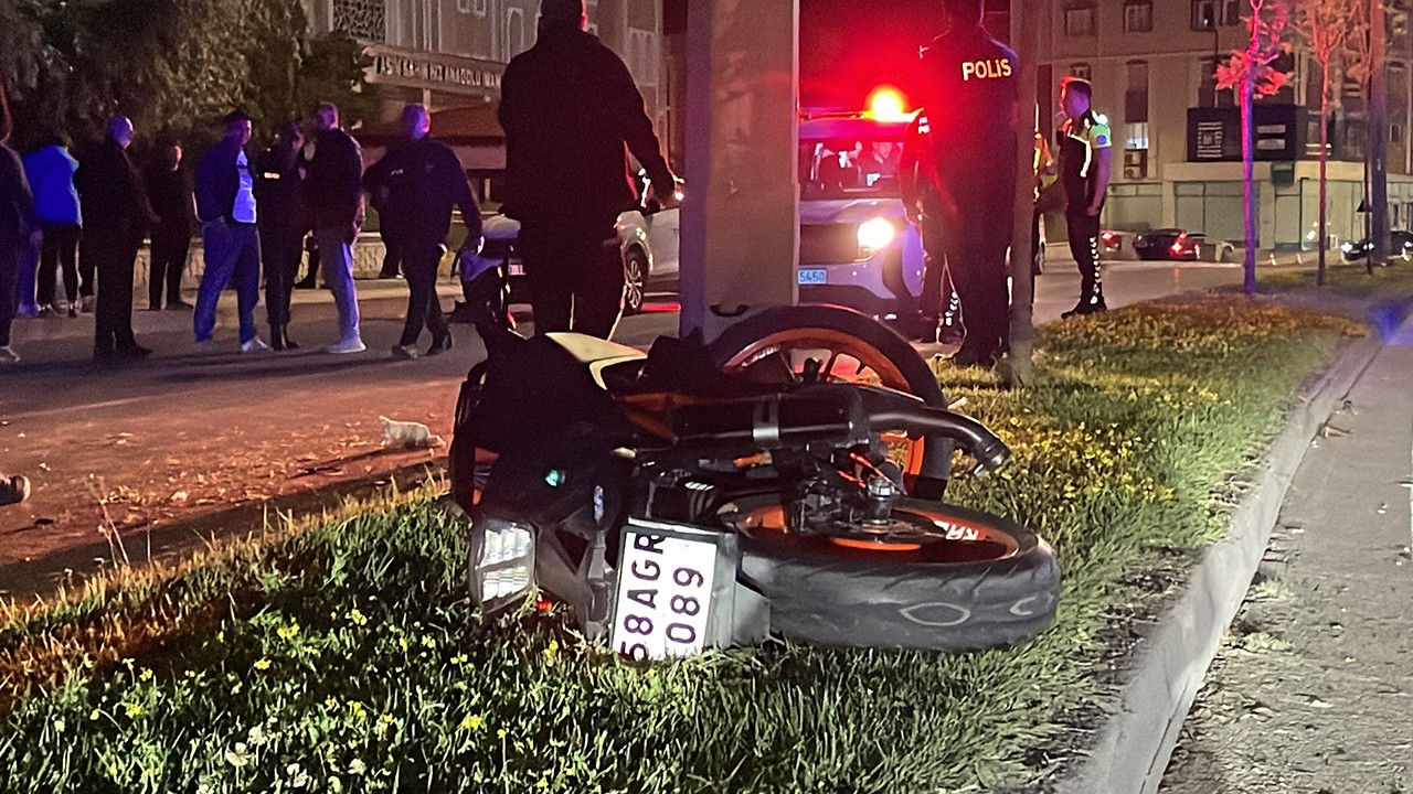 Motosiklet kazasında ağır yaralanan genç, 21 günlük yaşam mücadelesini kaybetti