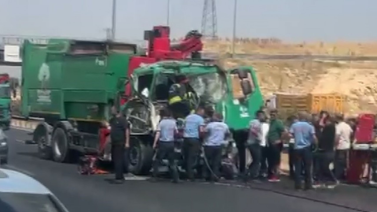 Tıra arkadan çarpan çöp kamyonunun sürücüsü ağır yaralandı