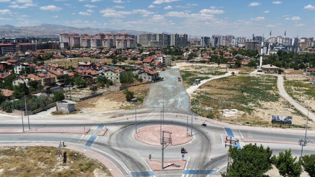 Meram'da yol, asfalt ve parke seferberliği tüm hızıyla sürüyor