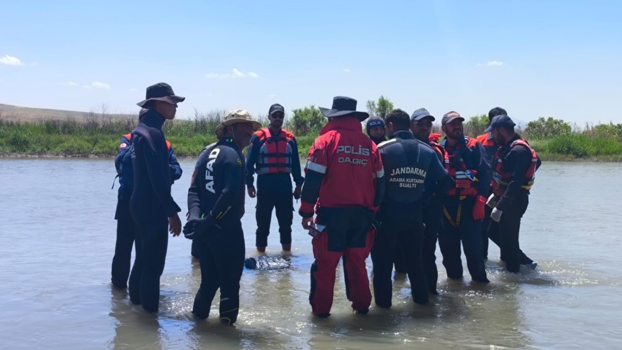 Çaya düşerek kaybolan küçük çocuğun cansız bedenine ulaşıldı