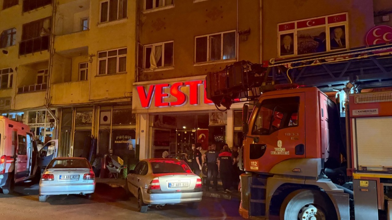 3 çocuk dehşete tanık oldu! Eşini boğazını keserek öldürdü