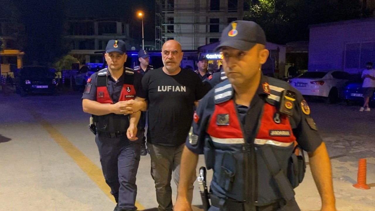Uyuşturucudan gözaltına alınan Ezel Akay'ın kenevir tarlasına çevirdiği evinden şok görüntüler