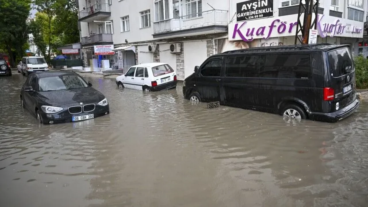 Ankara ve İstanbul'da sağanak hayatı olumsuz etkiledi