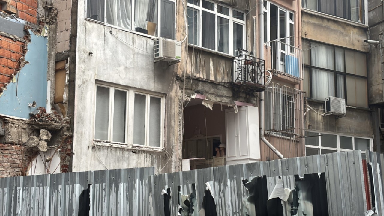 Deprem oldu zannetiler, odanın duvarı yıkıldı