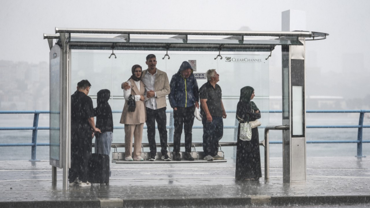 İstanbul sağanağa teslim: Alt geçitleri su bastı, trafik kilitlendi
