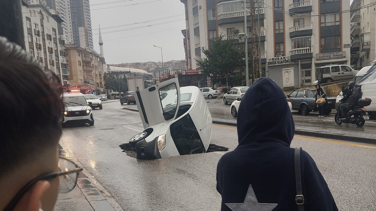 Sağanak yağış hayatı olumsuz etkiledi! Yol çöktü, otomobil çukura düştü