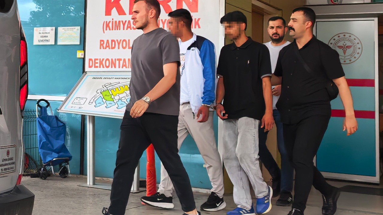 Tekme tokat dövdükleri gencin kolyesini çalıp kaçtılar