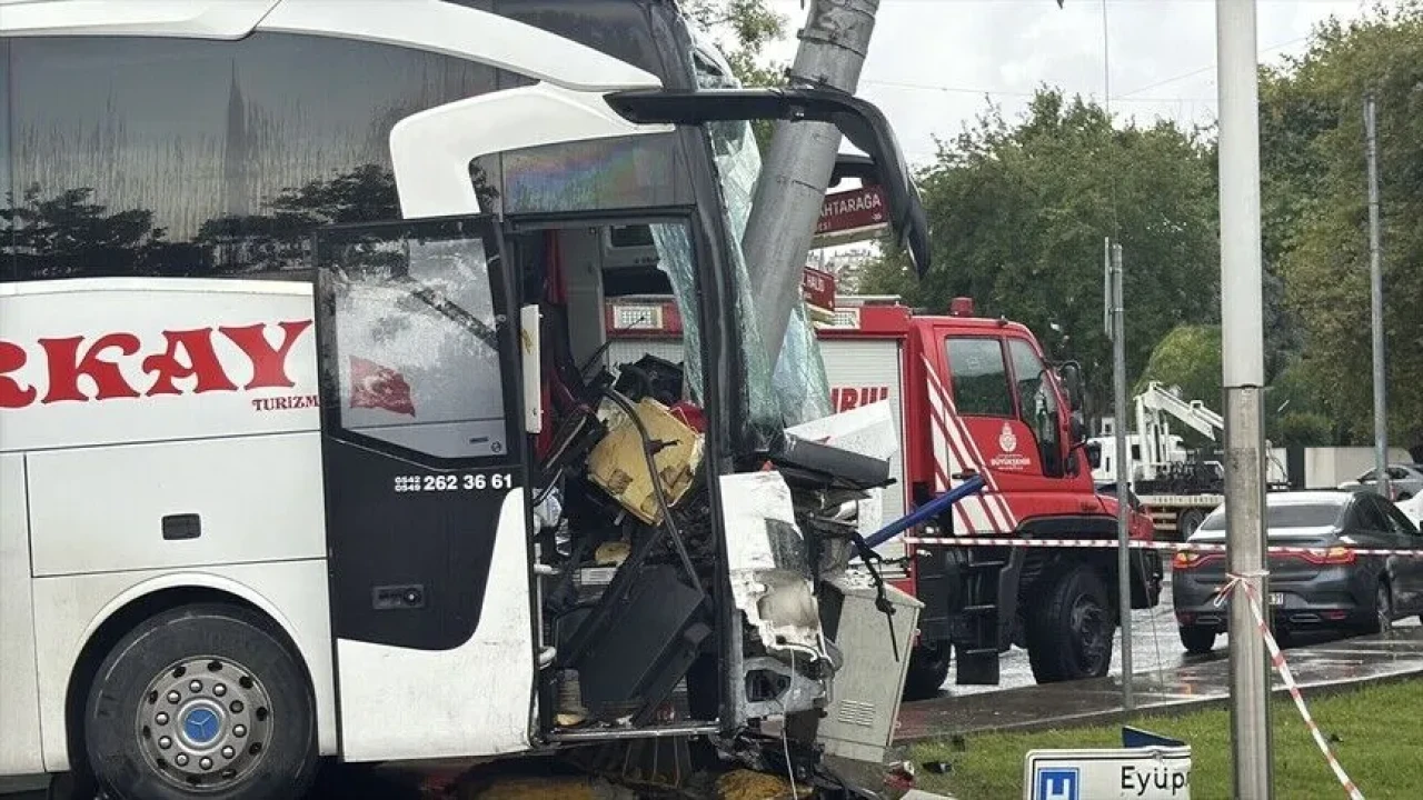 Yolcu otobüsü ile otomobil çarpıştı! 2'si ağır 30 kişi yaralandı