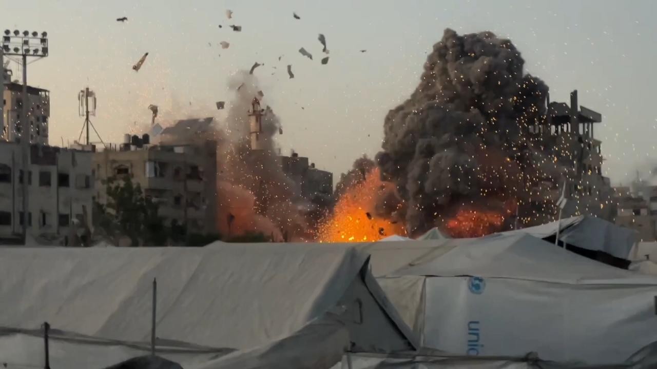 Soykırımcı İsrail ordusu, Gazze'de bir camiyi daha hava saldırısıyla yerle bir etti
