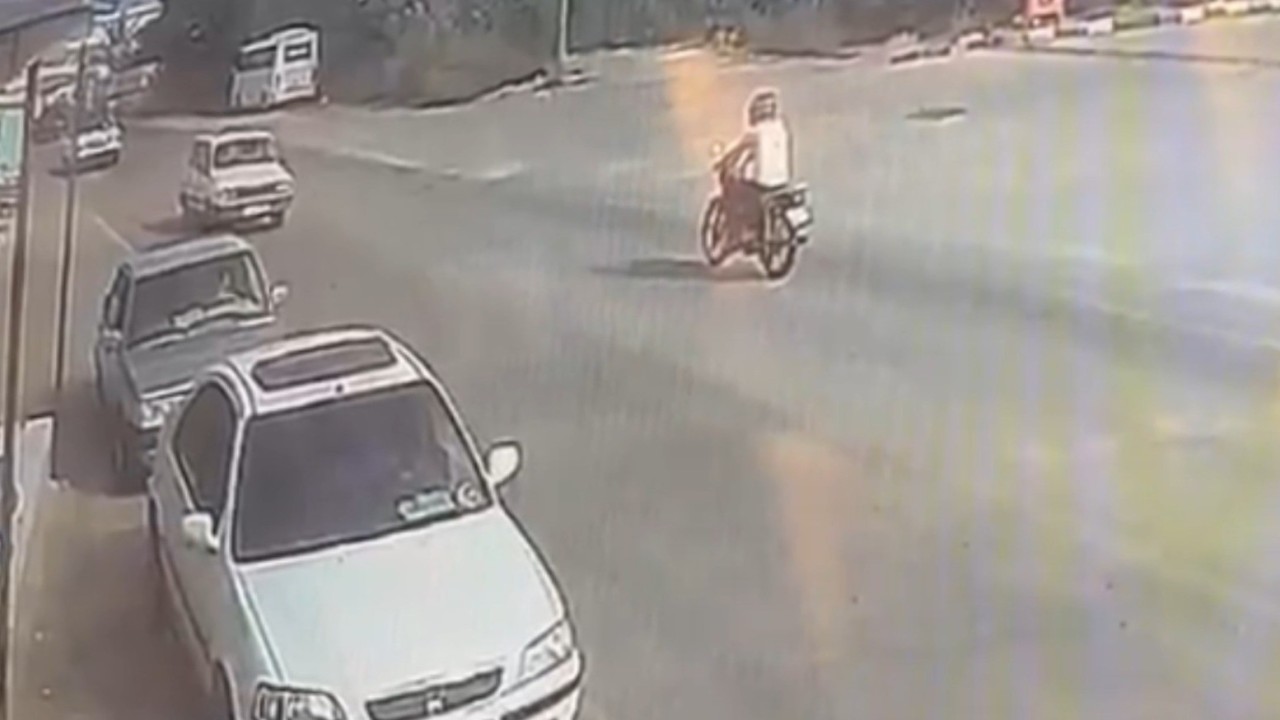 80 yaşındaki adamın boynunu kırmaya çalışıp feci şekilde darp etti! O anlar kameraya böyle yansıdı