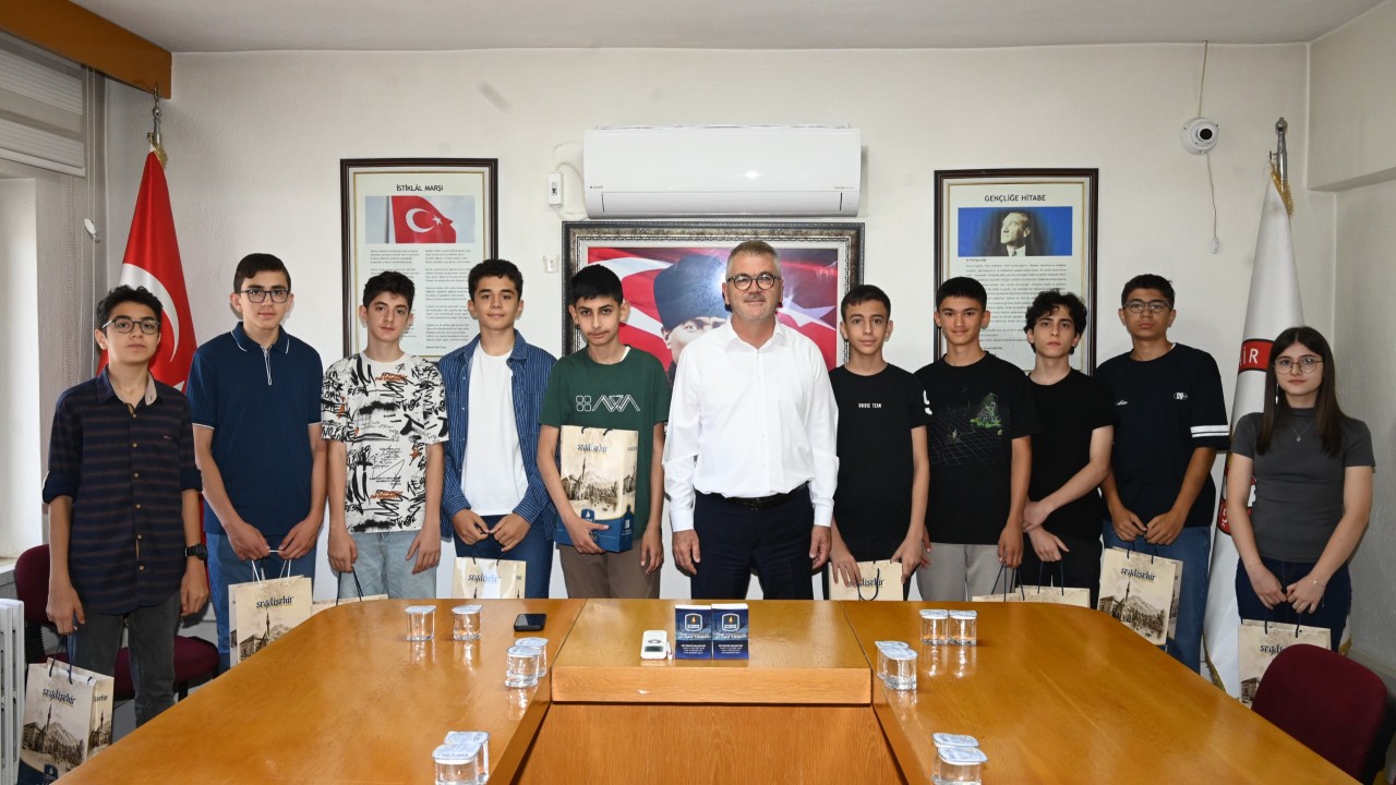 Başkan Ustaoğlu, LGS'de ilk 10'a giren öğrencileri ödüllendirdi