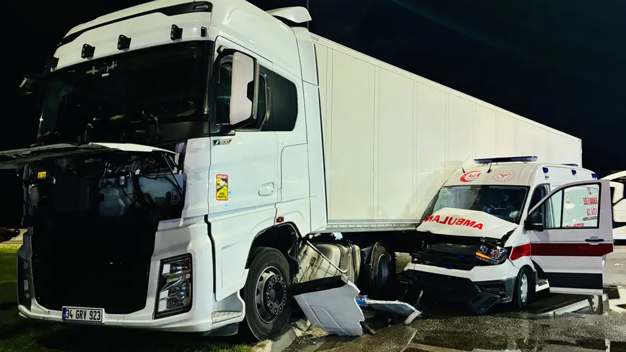 Tır hasta taşıyan ambulansı biçti! 6 yaralı