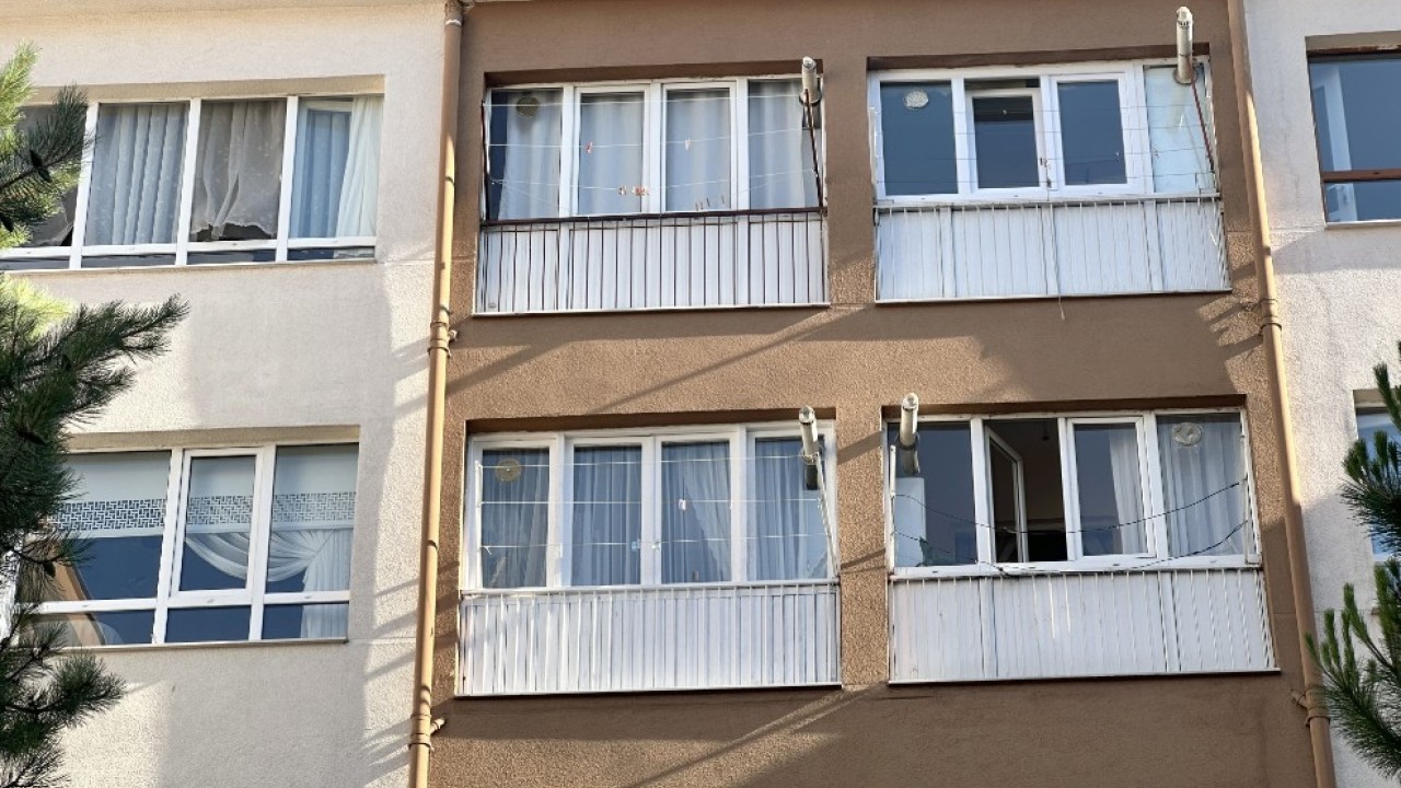 Pencereden düşerek ağır yaralanan çocuk hastanede hayatını kaybetti