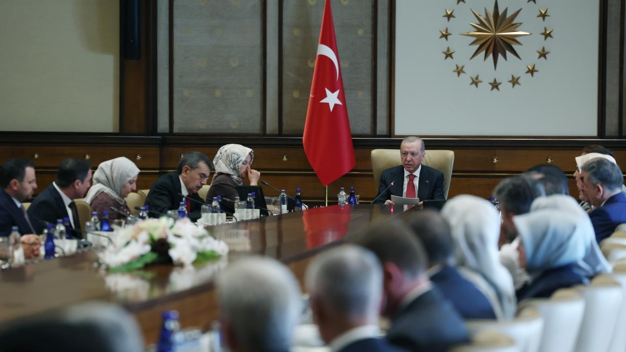 Cumhurbaşkanı Erdoğan, okul saldırısında hayatını kaybeden öğrencilerin velilerini kabul etti