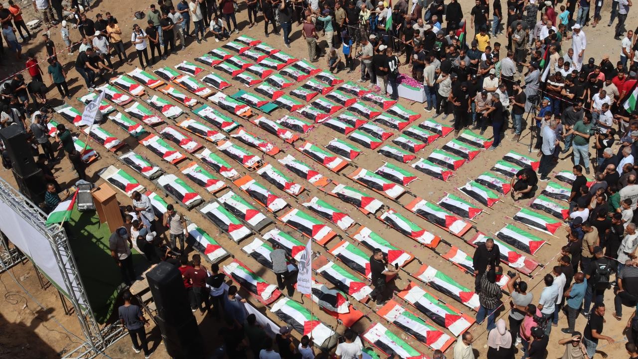 Gazze'de enkazdan çıkarılan 112 Filistinli son yolculuğuna uğurlandı