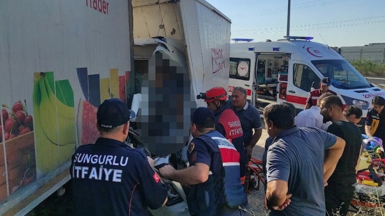 Kamyon tırla çarpıştı: 1 ölü, 1 yaralı