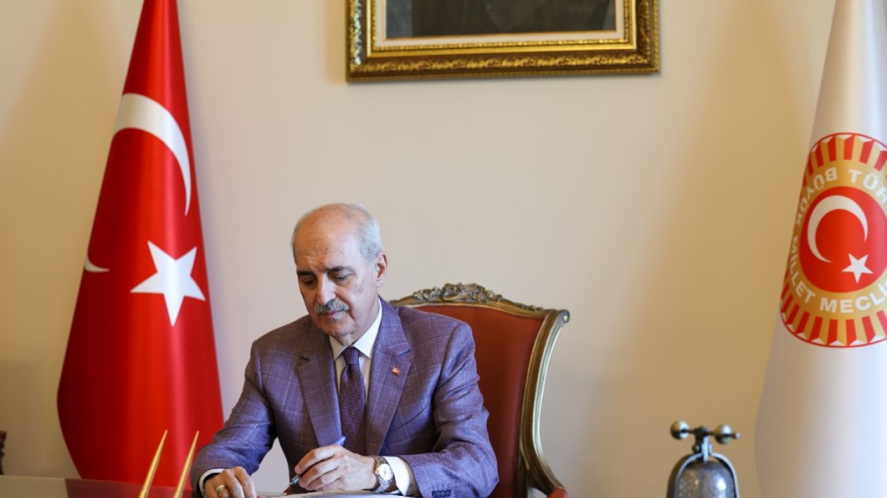 Numan Kurtulmuş 'çerçeve yasa' için imza attı