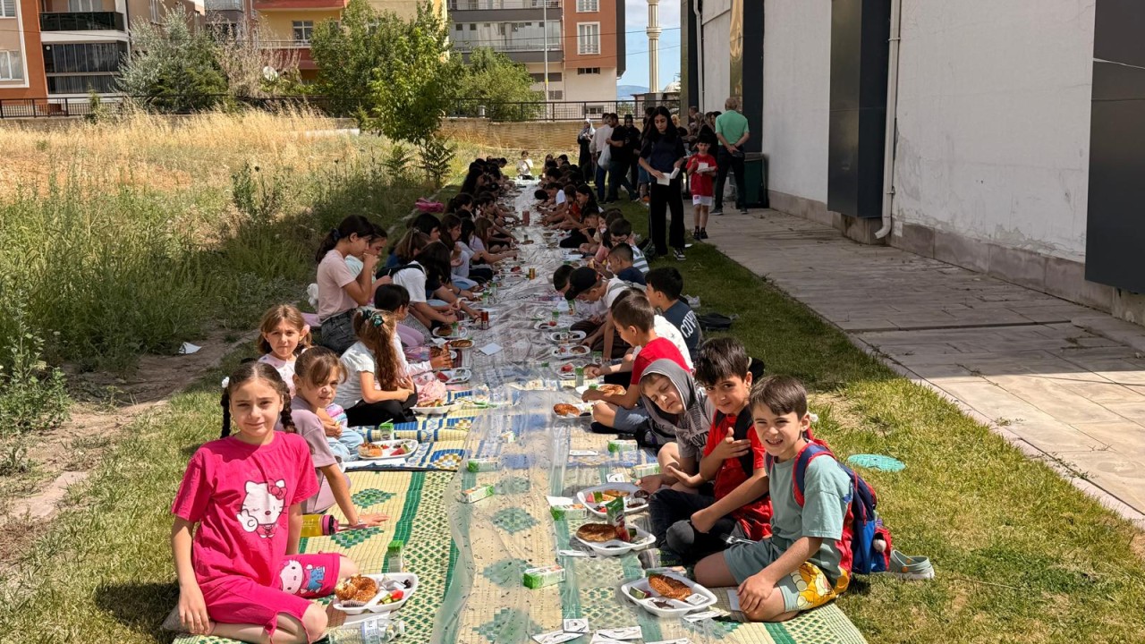 Seydişehir'de yaz kursu öğrencilerine motivasyon kahvaltısı