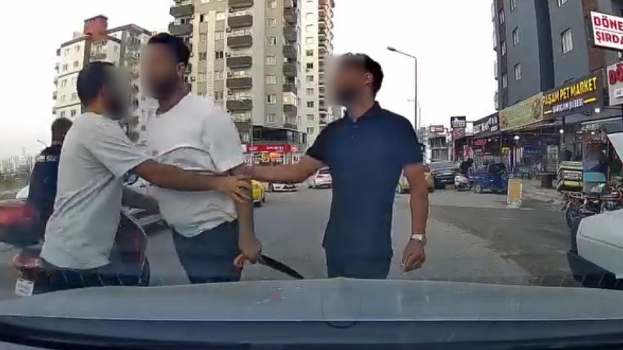 Trafikte tartıştığı sürücüye testereyle saldıran şahıs kamerada