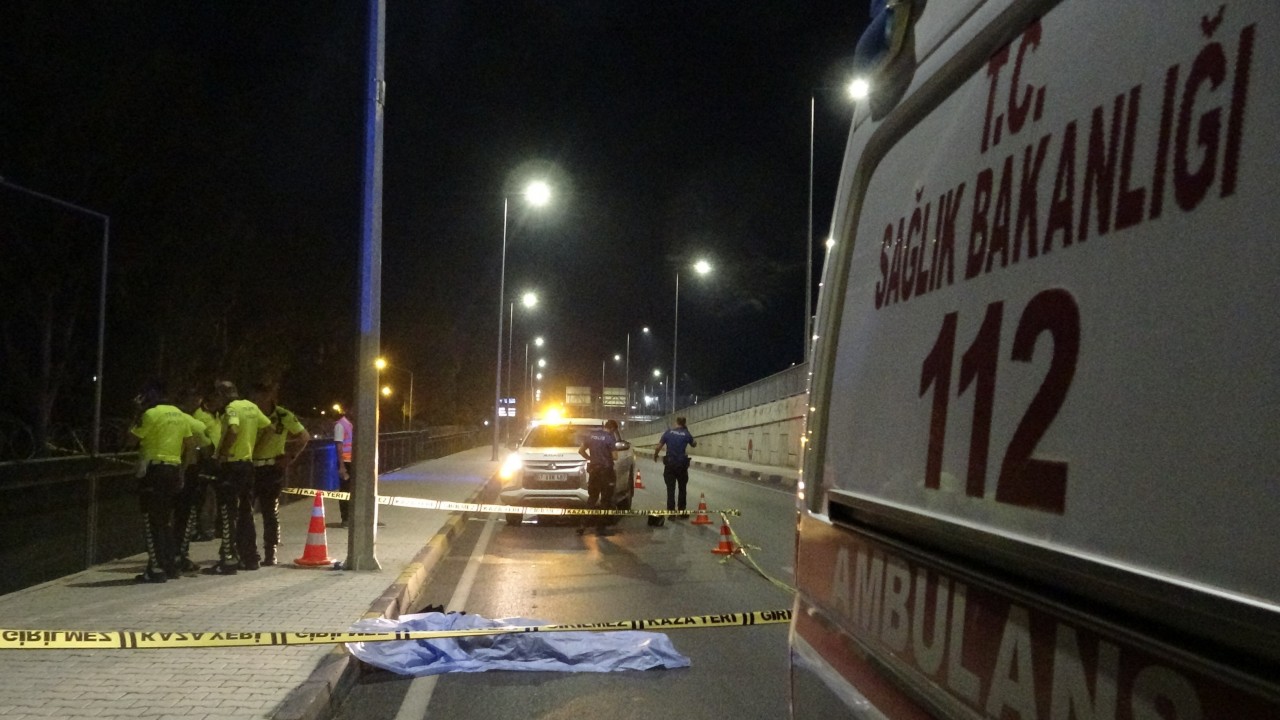 Savrulan motosikletten düşerek başını kaldırıma çarpan genç hayatını kaybetti