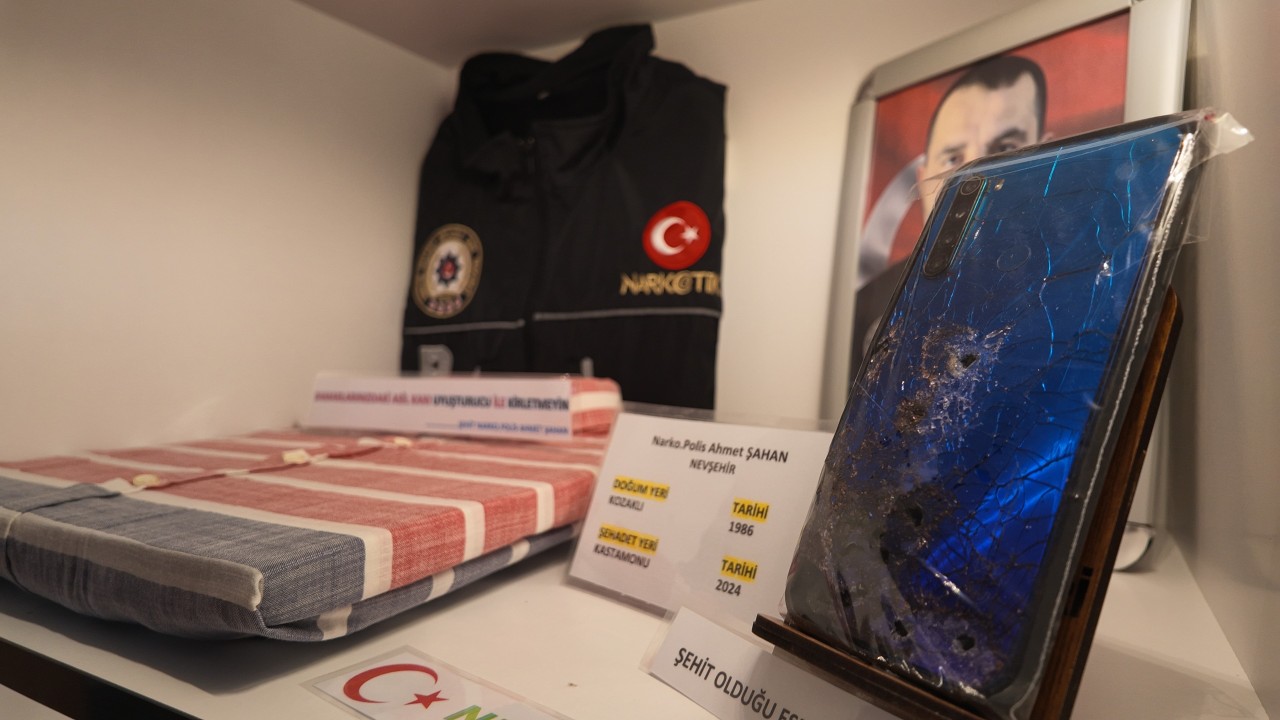 Şehit polis memurunun saçma isabet eden telefonu müzede görenleri duygulandırıyor