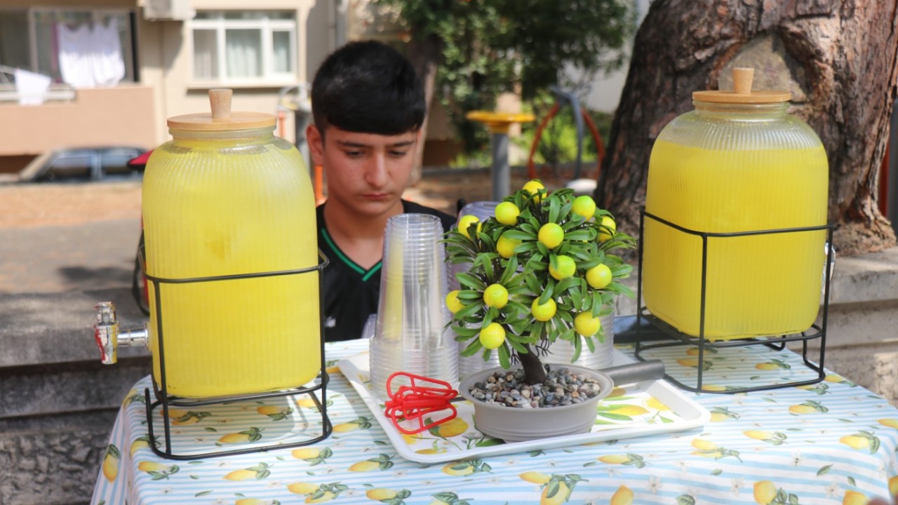 14 yaşındaki Buğra limonata satarak asgari ücretin üç katı kazandı
